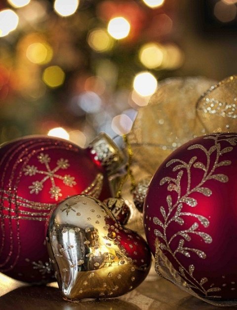 beautiful-red-and-gold-christmas-decorations 16