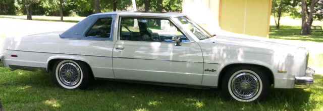 1977 Oldsmobile Ninety-Eight (Blue and white/Blue)