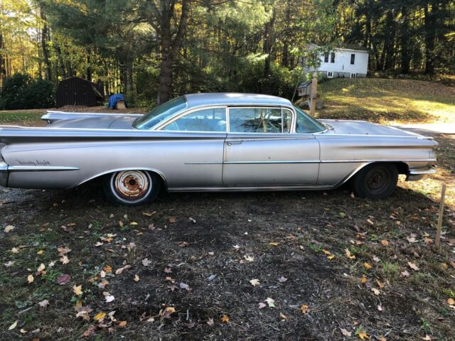 1959 Oldsmobile Ninety-Eight (Silver/White)