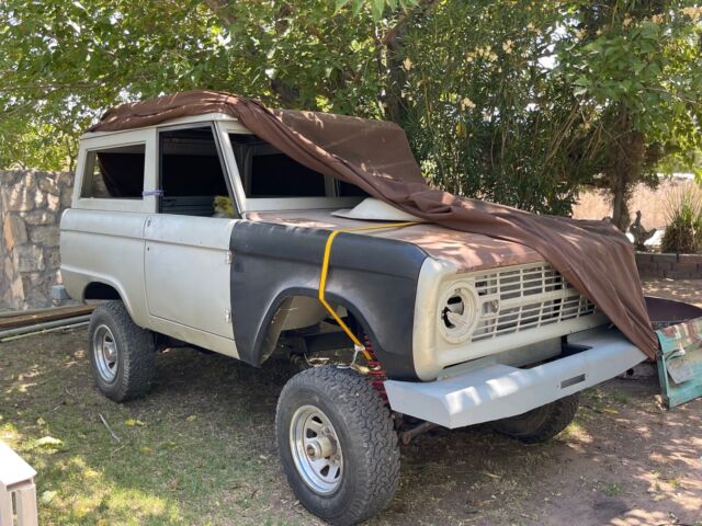 1967 Ford Bronco (Brown/Black & Tan)