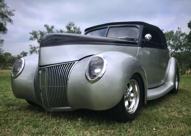 1939 Ford Deluxe (Gray/Gray)