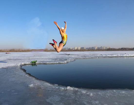 Ice, snow, ice pose no obstacle for winter river swimmer