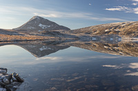 Tromsdalstinden and Skarvassbu reflected in Storskarvatnan