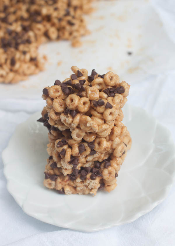 Chocolate Chip Peanut Butter Honey Nut Cheerio Bars | Boys Ahoy