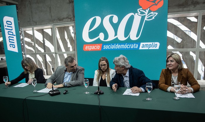 María Noel Sanguinetti, Pablo Ferreri, Mariana Chaquiar, Rafael Michelini y Elizabeth Villalba, el 10 de octubre, en la presentación del Espacio Socialdemócrata Amplio. · Foto: Mara Quintero