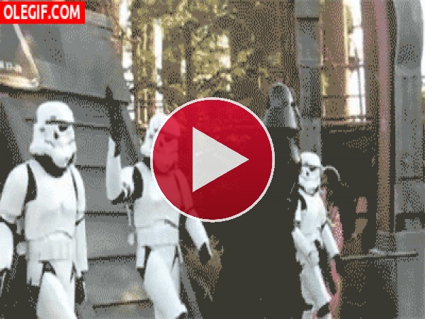 GIF: El bailecito de Darth Vader y los soldados imperiales