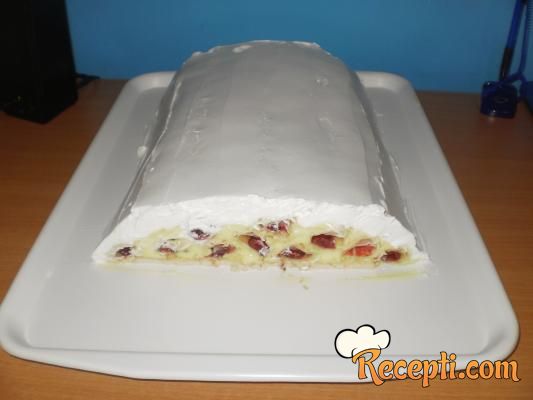 Piramida torta sa višnjama