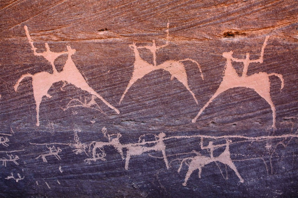 Close-up of Painted Bull petroglyph, at Bi’r Hima, showing cavalrymen with swords and lances.