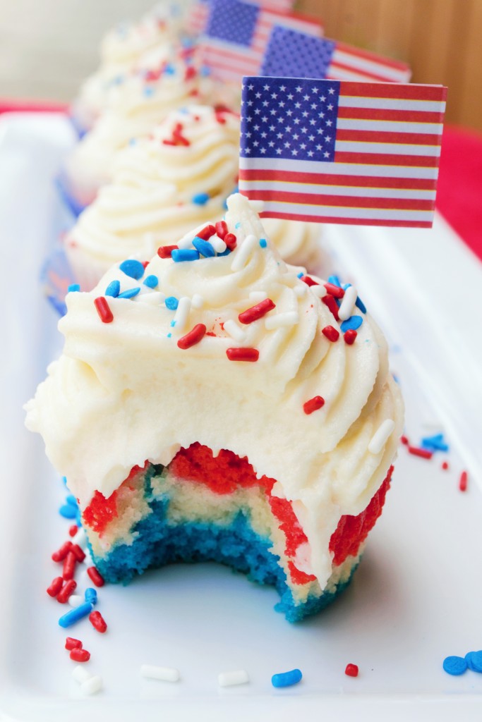 Patriotic Cupcakes | Memorial Day | Picnic Ideas | Red White Blue | Summer Desserts | Picnic Food | Cupcake Recipes | American Fun Food Ideas