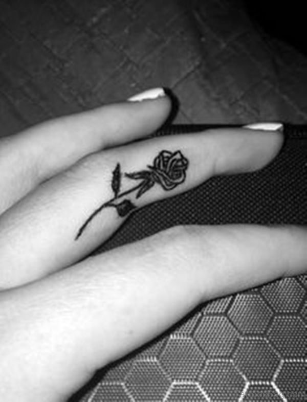 33 Snazzy Rose Tattoos On Finger