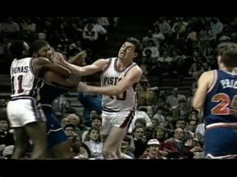 Bill Laimbeer Punches Brad Daugherty Right Up in the Grill - YouTube