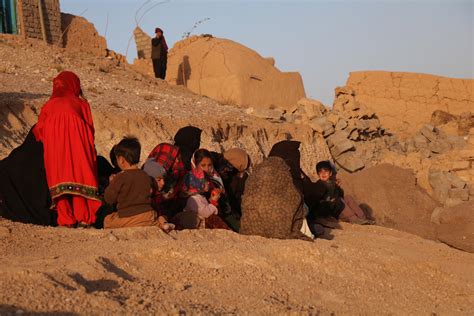 Afghan authorities confirm over a hundred dead after earthquakes - EFE ...