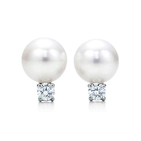 Tiffany Signature™:Pearl Earrings | Orecchini di perla, Gioielli, Orecchini