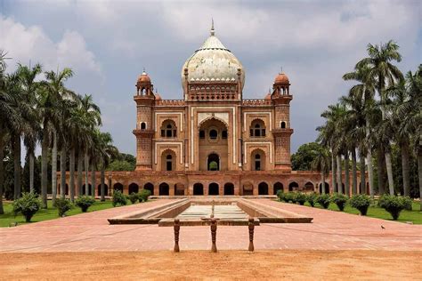 Up and close: Safdarjung Tomb, Delhi! Safdarjung's Tomb is a sandstone ...