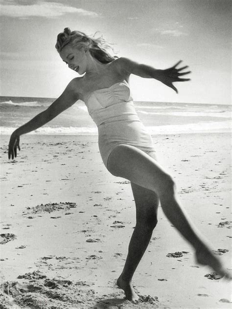 Wonderful Photos of Marilyn Monroe at Tobay Beach, Long Island in the ...