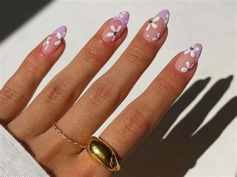 12 Retro Flower Nail Designs for a Groovy Spring Manicure