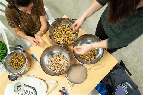 Making acorns edible - Mediamatic