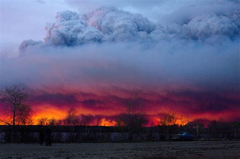 Forest fires rage in Fort McMurray, Alberta