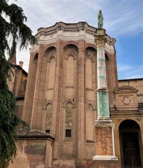 Bologna: Architecture of the Red City - Lions in the Piazza