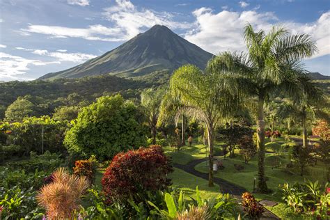 Arenal Volcano National Park: A Majestic Volcano in the Rainforest ...