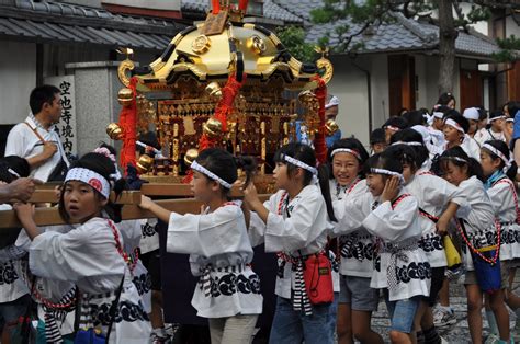 Fujimini Adventure Series: People Crowd the Streets of Downtown Kyoto ...