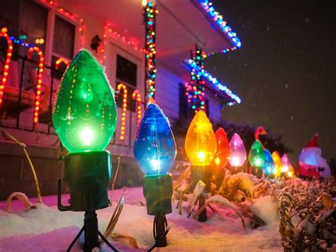 The Best Tips for Putting Up Outdoor Christmas Lights | Reader's Digest