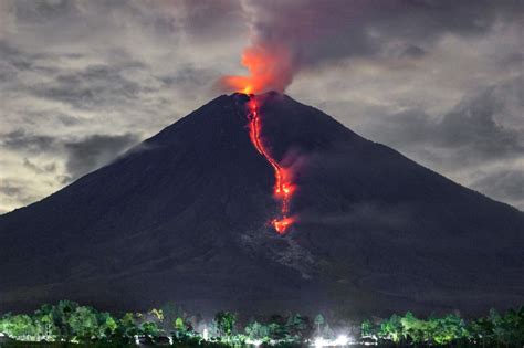 Indonesia’s Mt Semeru spews hot clouds | ABS-CBN News