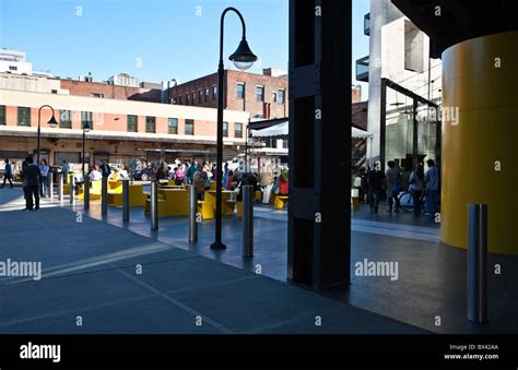 U.S.A., New York, Manhattan, a restaurant of the High Line Stock Photo ...