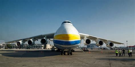 The Battle Of The Beasts: The Boeing Dreamlifter vs Airbus Beluga XL ...