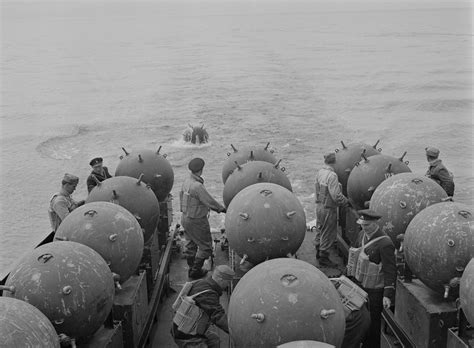 Laying sea mines aboard Finnish minelayer Ruotsinsalmi, 18 May 1942 : r ...