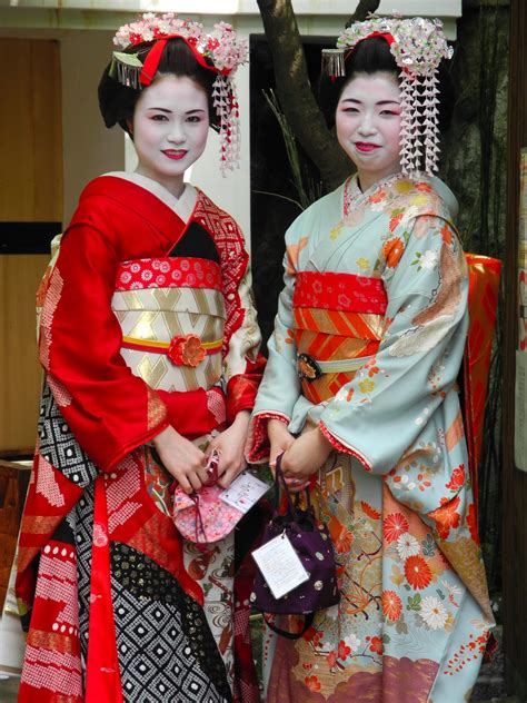 CAMIRTW: Japanese People in Traditional Clothes