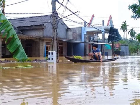 Mưa lũ khủng khiếp ở miền Trung - Báo Người lao động