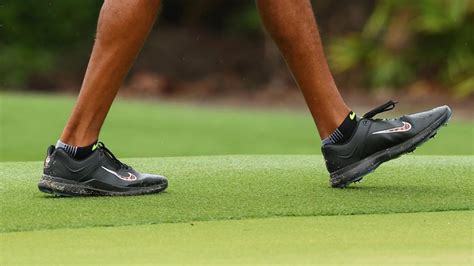 What golf shoes does Tiger Woods wear? - GolfGETUP