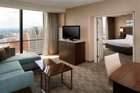 Hotel Rooms in Detroit | Detroit Marriott at the Renaissance Center