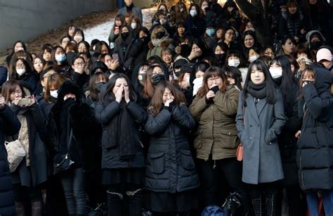 K-pop stars carry Kim Jong-Hyun's coffin during funeral | SBS News