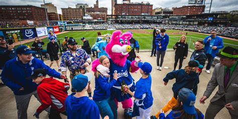 St. Paul Saints mascot sets world record for most hugs in a minute ...