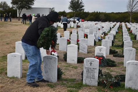 Volunteers brave cold to retrieve wreaths at veterans cemetery | Local ...