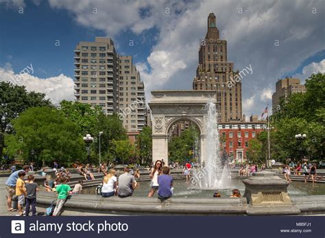 Fountain and washington square arch on washington square park hi-res ...