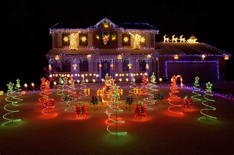 20 Phenomenal Outdoor Christmas Lights Setups