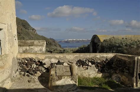 Santorini cave houses: Their wondrous evolving history