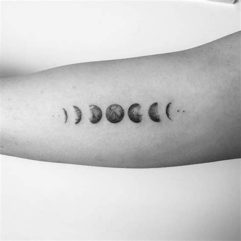 Moon Tattoos panosundaki Pin