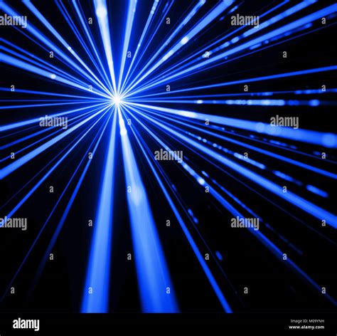 Raggio laser blu effetto di luce su sfondo nero Foto stock - Alamy