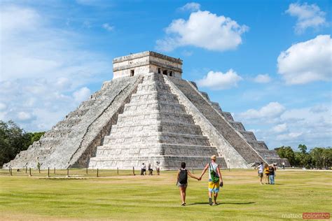 - Tourist couple in front of El Castillo temple, Chichen Itza | Royalty ...