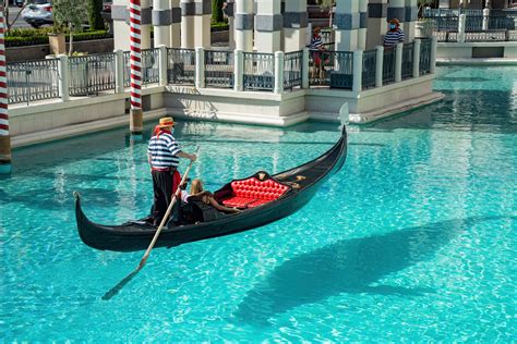 How Much a Venetian Gondola Ride Costs, and Tips and Tricks