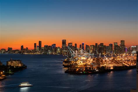 Miami skyline [OC] : r/florida