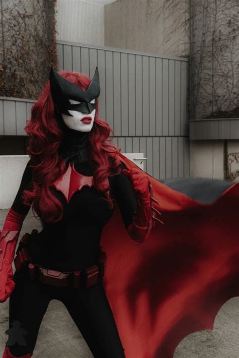 This Batwoman Cosplay is Torn From the Pages of the Comic Book - Bell ...