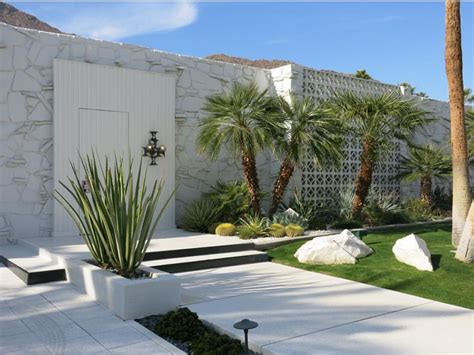 Palm Springs Clean Mid Century Modern Exterior | Palm springs garden ...