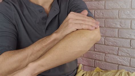 Discomforts Elbow Pain Treatment,Symptoms,Causes & Remedies