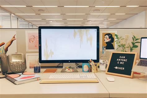 How to Decorate Your Office Desk - Decorated Office