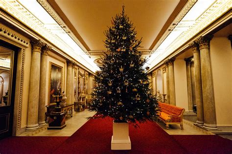 Take a look inside Buckingham Palaces at the Queen’s Christmas ...